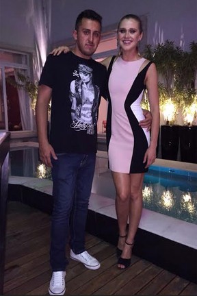Celina Locks com o irmão em sua festa aniversário na casa do namorado, Ronaldo, em São Paulo (Foto: Divulgação)