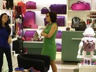 Grávida, Regiane Alves faz compras em shopping no Rio