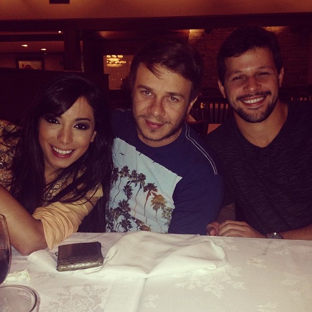 Anitta com amigos em restaurante em São Paulo (Foto: Instagram/ Reprodução)