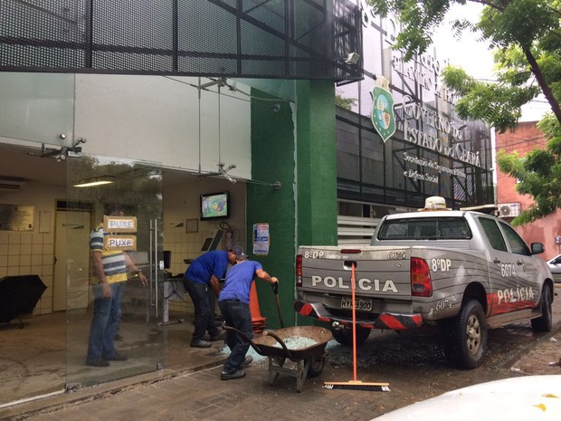 Fachada do 8º DP foi atingida e policiais recolhem vidro na manhã desta sexta-feira (22) (Foto: Wânyffer Monteiro/TV Verdes Mares) Fachada do 8º DP foi atingida e policiais recolhem vidro na manhã desta sexta-feira (22) (Foto: Wânyffer Monteiro/TV Verdes Mares)
