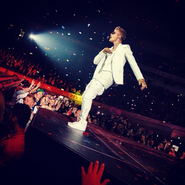 Justin Bieber mostra presente inusitado que ganhou em show (Foto: Reprodução/Instagram)