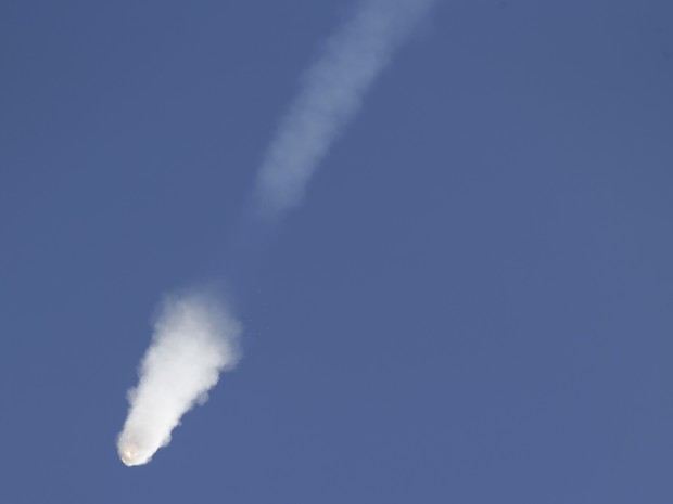 Foguete Falcon 9 explodiu lodo depois do lançamento (Foto: AP Photo/John Raoux)