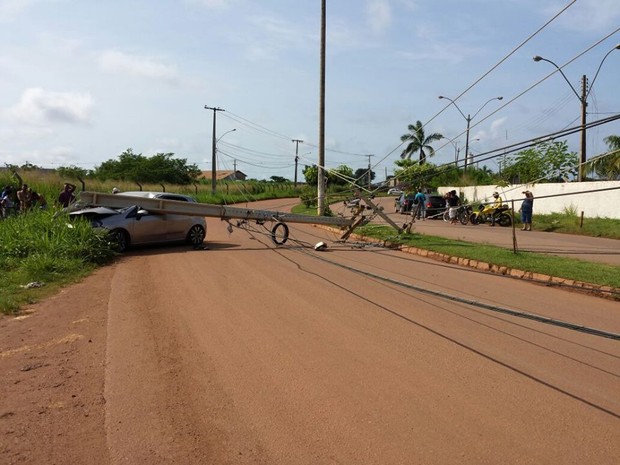 Em RO, poste cai em carro e motorista grávida de 8 meses escapa ilesa (Foto: William Ferreira/Arquivo Pessoal)