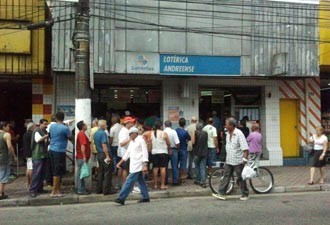 Em Santo André, casa lotérica estava lotada na manhã desta segunda (31) (Foto: Glauco Araújo/G1)