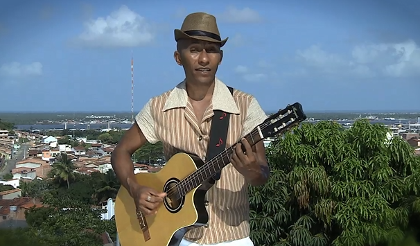 Roger Kbelera é o compositor da canção que embala o vídeo (Foto: Divulgação / TV Sergipe)