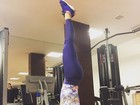 Flávia Alessandra se equilibra de ponta cabeça durante exercício