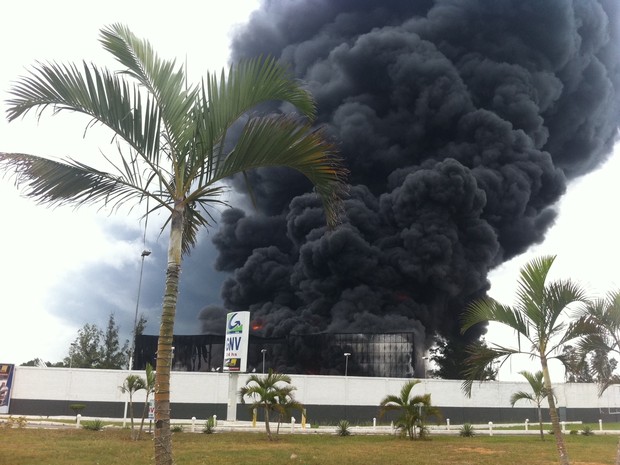 Grande fumaça negra tomou conta do local (Foto: Aline Pollilo / G1)