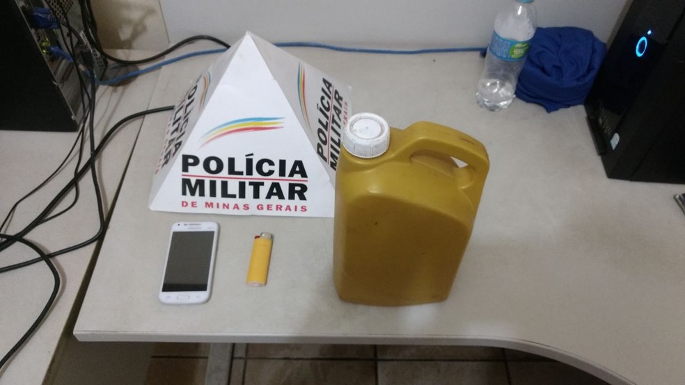 Vasilhame com gasolina, isqueiro e um celular foram apreendidos (Foto: Polícia Militar/Divulgação)