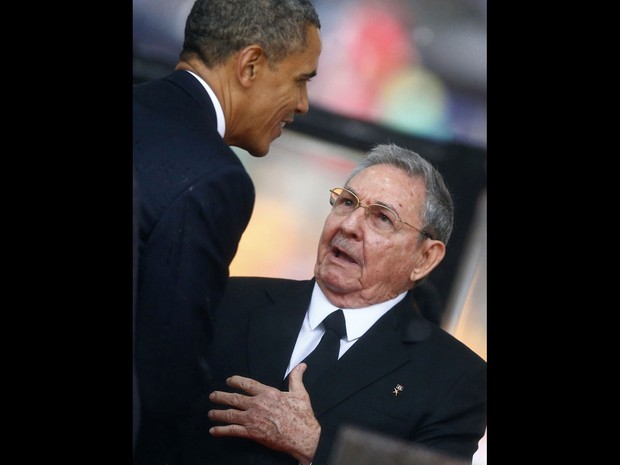 O presidente americano, Barack Obama, e o presidente de Cuba, Raúl Castro, cumprimentam-se com um aperto de mãos na chegada ao estádio Soccer City (Foto: Kai Pfaffenbach/Reuters)