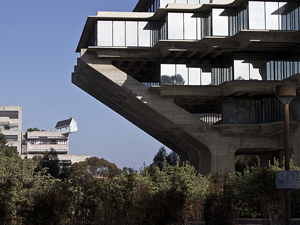 Biblioteca Geisel com 'Fallen star' ao fundo (Foto: Lenny Ignelzi/AP)