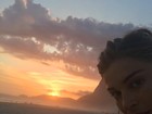 Grazi Massafera faz selfie com pôr do sol de fundo