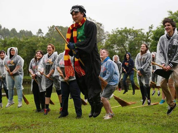 O professor de voo da Escola Magia e Bruxaria, Orion Lee, durante evento teste (Foto: Escola de Magia e Bruxaria/Divulgação)