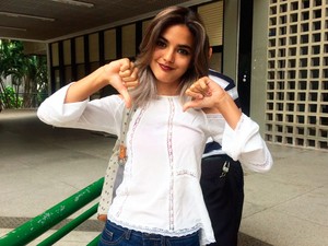 “ENEM 2016 - SÁBADO (5) – Salvador (BA) - Beatriz Leandro Luz, de 18 anos, também perdeu a prova deste sábado, em Salvador (Foto: Henrique Mendes/G1) “ENEM 2016 - SÁBADO (5) – Salvador (BA) - Beatriz Leandro Luz, de 18 anos, também perdeu a prova deste sábado, em Salvador (Foto: Henrique Mendes/G1)