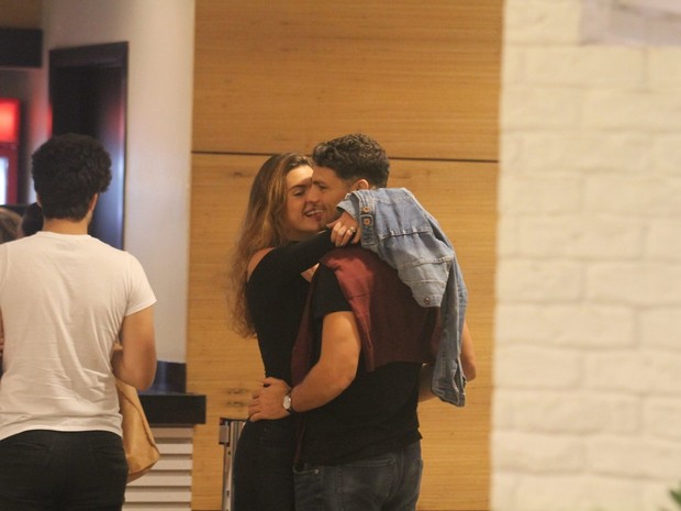Cauã Reymond e a namorada, Mariana Goldfarb, em shopping em São Conrado, Zona Sul do Rio (Foto: Daniel Delmiro/ Ag. News)