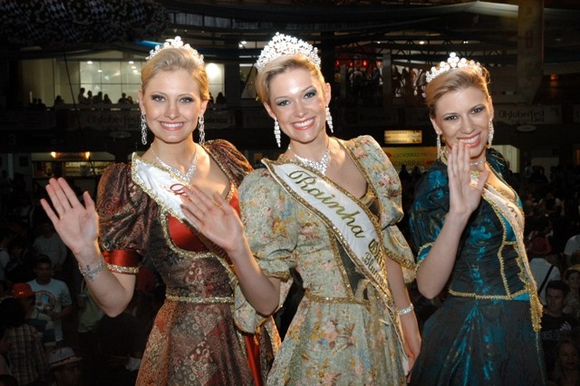 Rainha e princesas da 29ª edição da Oktoberfest se despedem da realeza (Foto: Rogério Pires/PMB)