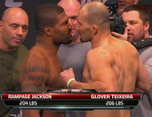 Rampage Jackson e Glover Teixeira se encaram na pesagem (Foto: Reprodução/ Youtube)