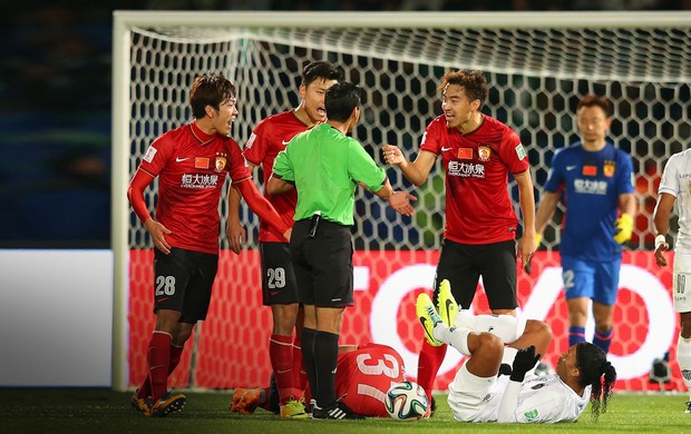 CAIU, MAS
LEVANTOU (Getty Images)