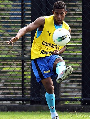 Lennon do Botafogo treinando faltas (Foto: Satiro Sodré / Agif) Lennon do Botafogo treinando faltas (Foto: Satiro Sodré / Agif)