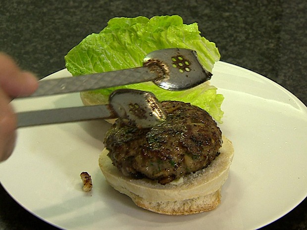 Desafio: será que os cientistas holandeses conseguiram recriar em laboratório o sabor e a cor de um hambúrguer real como o da foto? (Foto: BBC)