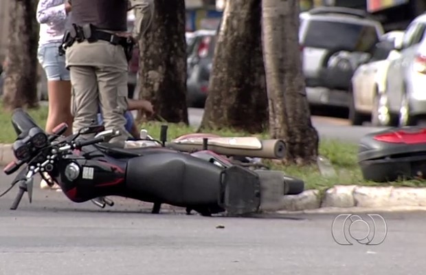 G1 Motociclista morre ao se envolver em acidente ônibus em