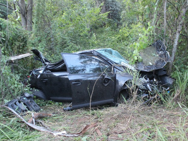 Veículo saiu da pista e parou há mais de 50 metros após bater em várias árvores. (Foto: Valdivan Veloso/G1)