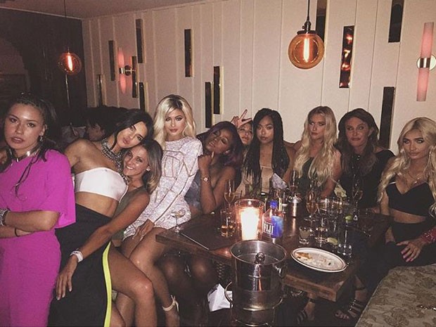 Kylie Jenner com a irmã Kendall Jenner, o pai, Caitlyn Jenner, e amigas em festa (Foto: Instagram/ Reprodução)