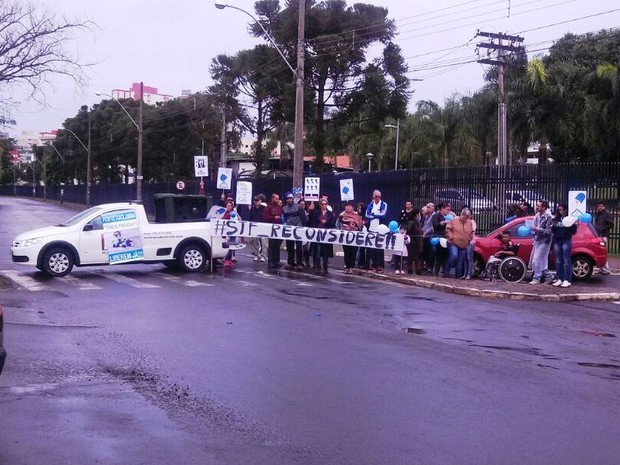 Manifestantes pedem a liberação do uso da fosfoetanolamina em frente à USP de São Carlos (Foto: João Victor Néo/ EPTV)