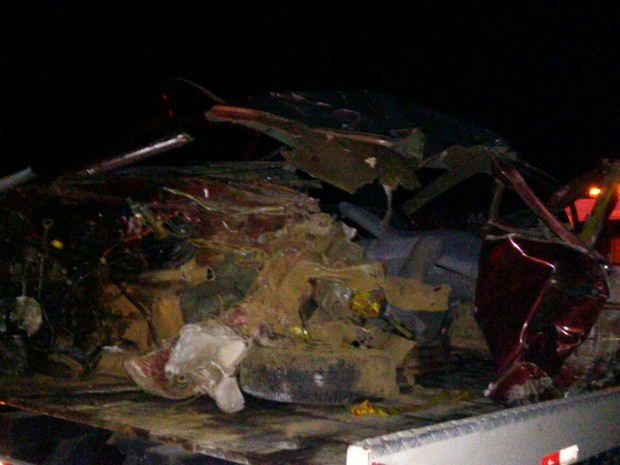 Gol ficou destruído após bater em Scania na BR-470 (Foto: Corpo de Bombeiros/Divulgação)