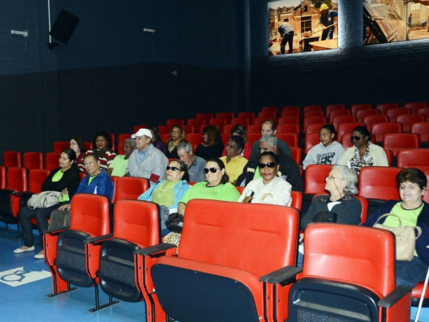 Sala de cinema com deficientes visuais 