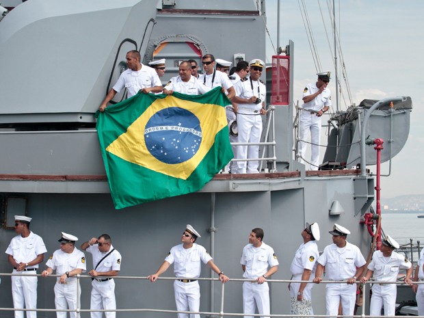 A fragata brasileira União, da Marinha, chegou ao porto do Rio de Janeiro neste sábado (7), após missão de nove meses no Líbano.  O grupo participou da Missão de Paz das Organizações das Nações Unidas (ONU) naquele país. (Foto: Rudy Trindade / Frame / AE)