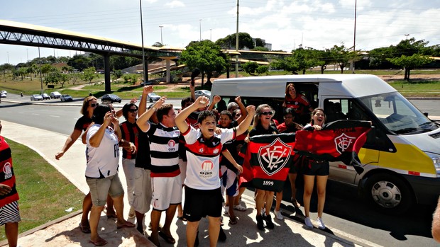 Torcida do Vitória no caminho para o Barradão (Foto: Raphael Carneiro/Globoesporte.com)
