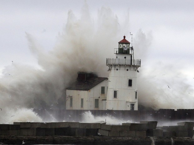  Ondas causadas pela passagem da tempestade Sandy atingem farol às margens do Lago Erie perto de Cleveland (Foto: Tony Dejak/AP)