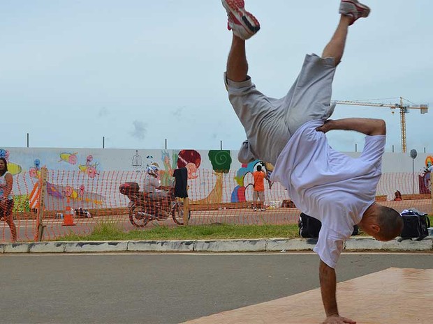 Jovem faz dança de rua nas obras de reforma do Aeroporto de Viracopos em Campinas (Foto: Lana Torres/G1Campinas)