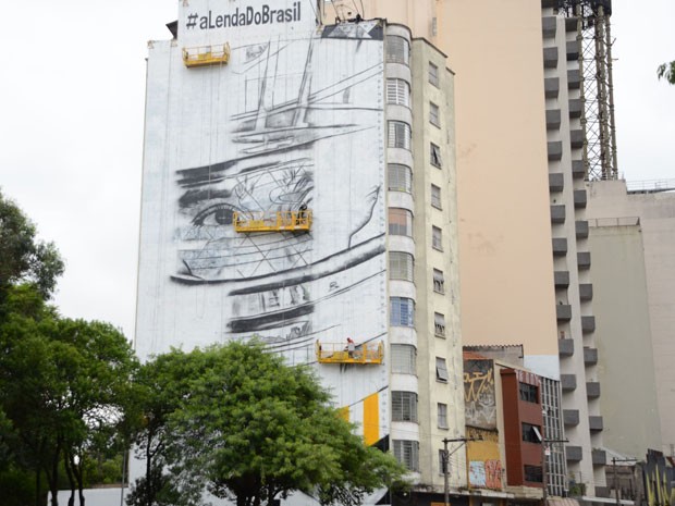 Artistas pintam grafite gigante em prédio da Rua da Consolação, em São Paulo (Foto: J. Duran Machfee/Estadão Conteúdo)