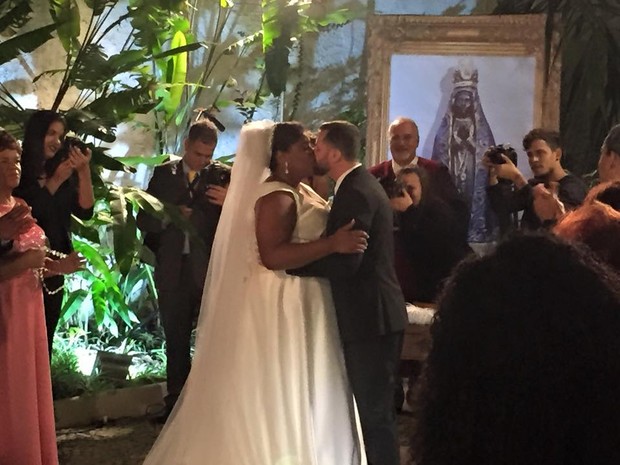 Cacau Protásio com Janderson Pires na cerimônia do seu casamento, no Rio (Foto: Reprodução/Instagram) Cacau Protásio com Janderson Pires na cerimônia do seu casamento, no Rio (Foto: Reprodução/Instagram)