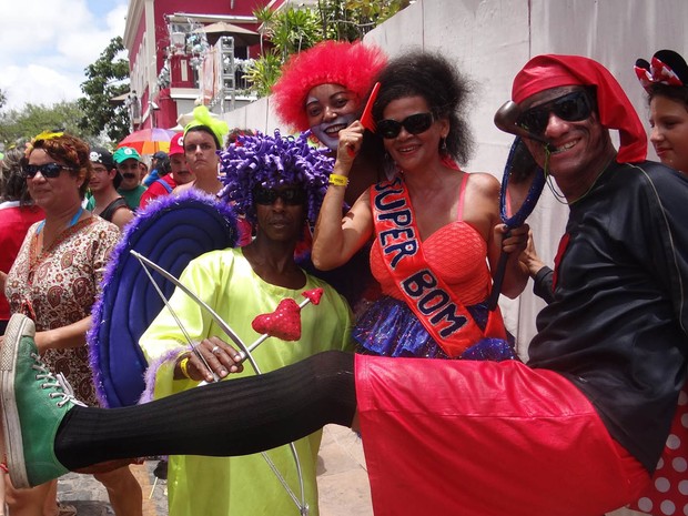 Amigos apostam na irreverência para brincar o carnaval. O cupido Adriano Luiz já fez dois casais nos anos de folia (Foto: Katherine Coutinho / G1 PE)