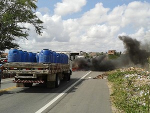 Manifestantes interditaram trecho da BR-104 na Paraíba (Foto: Divulgação/7ªDRPC)