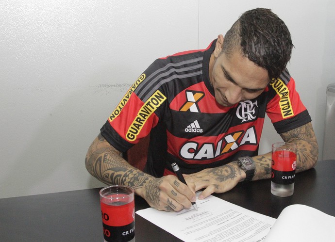 Guerrero assina contrato Flamengo (Foto: Gilvan de Souza / Flamengo)