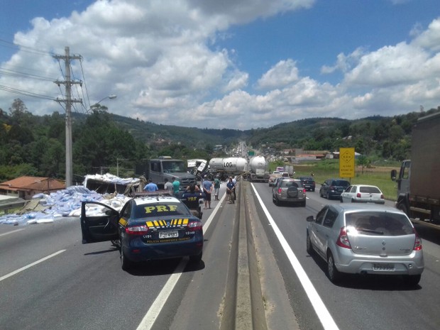Acidente na Fernão Dias em Atibaia interdita o trânsito (Foto: Divulgação/PRF)