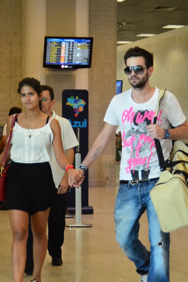 Antonia Morais com o namorado no aeroporto (Foto: William Oda / Foto Rio News)