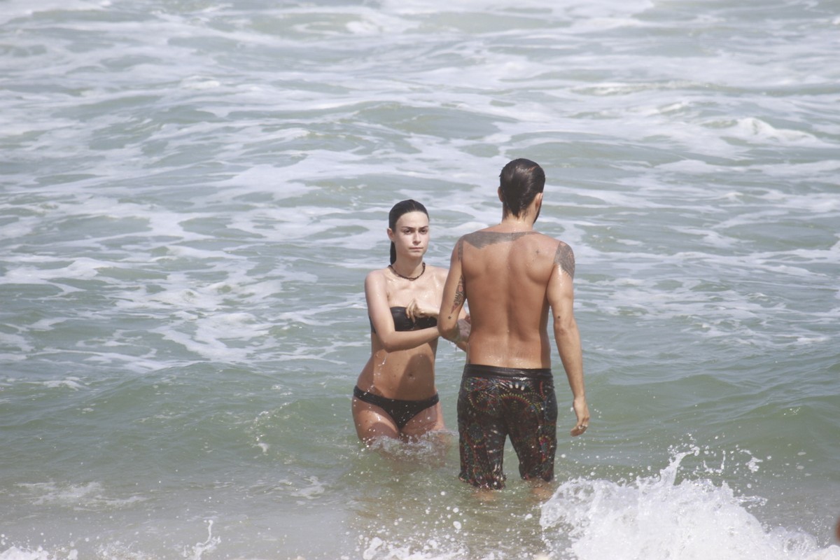 O casal aproveitou para se refrescar com um mergulho no mar (Foto: Dilson Silva/ Agnews)