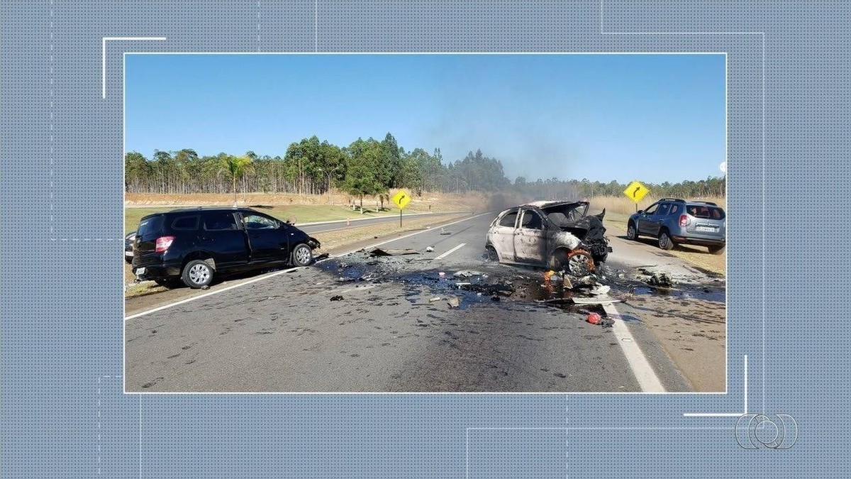 Acidente envolvendo carro na contramão e outro que seguia para show