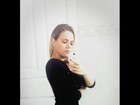 Ex-BBB Paulinha Leite aparece magrinha de vestido colado em 'selfie'