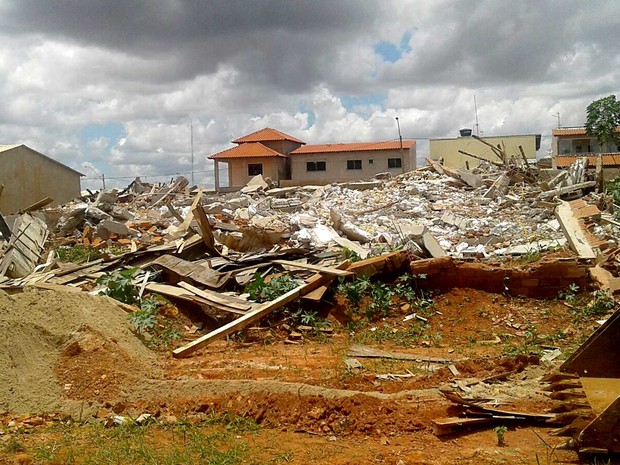 Escombros de construções após derrubada da Agefis no condomínio Cooperville, em Taguatinga, no DF (Foto: Jéssica Simabuku/G1)