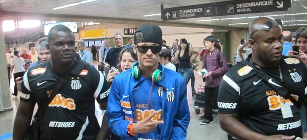 Neymar, embarque Santos (Foto: Marcelo Hazan / Globoesporte.com)