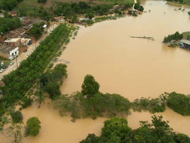 Alagamentos e destruição no interior do ES (Foto: Reprodução/ TV Gazeta)