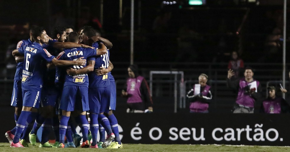 Cruzeiro comemora primeiro gol da partida, marcado contra por Pratto (Foto: Agência Estado)
