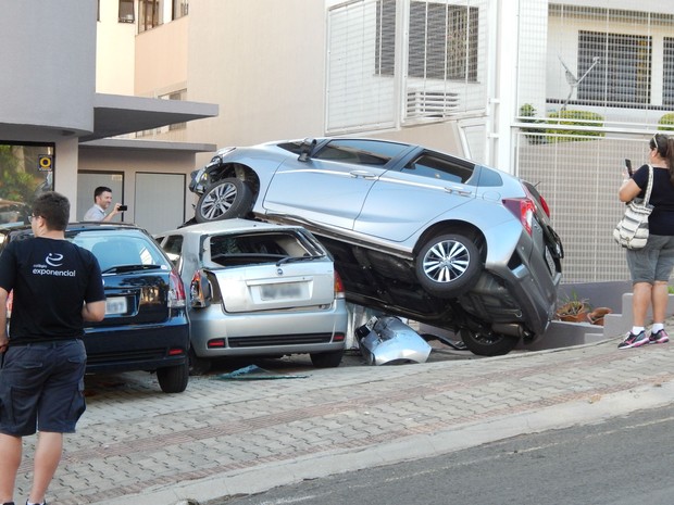 G1 Carro invade calçada e para em cima de outro automóvel em Chapecó