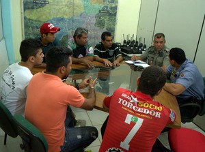 Polícia Militar e torcidas de Rio Branco e Vasco se reúnem para definir logística de jogo (Foto: Assessoria PMAC)