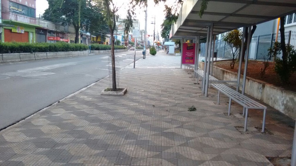 Maior corredor de ônibus de Bauru, a Avenida Rodrigues Alves, amanheceu vazia nesta sexta-feira (Foto: Fernanda Ubaid / TV TEM )